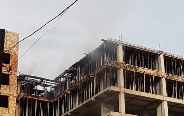 Факт подтвердили в МЧС и отметили, что вызов поступил к пожарным примерно в 18.00 — звонивший сообщил, что горит здание на улице Саякбая Каралаева (набережная в 6-м микрорайоне) - Sputnik Кыргызстан