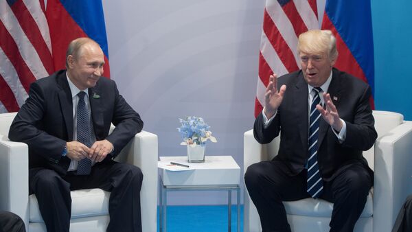 Владимир Путин и Дональд Трамп во время беседы на полях саммита лидеров Группы двадцати G20 в Гамбурге. Архивное фото - Sputnik Кыргызстан