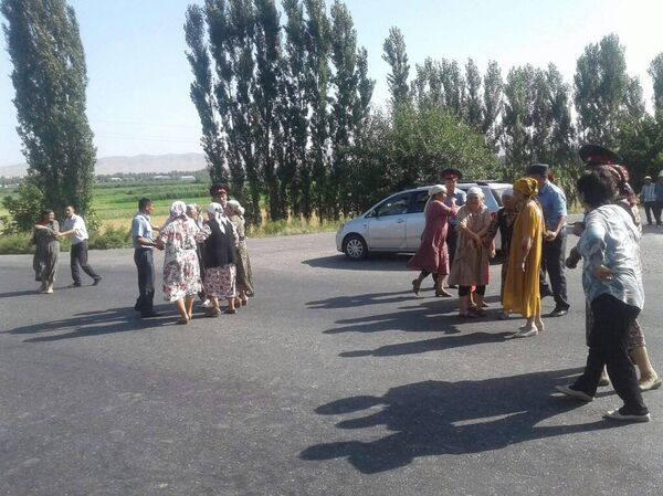 Попытка перекрытия дороги Бишкек — Ош сторонниками Омурбека Текебаева - Sputnik Кыргызстан