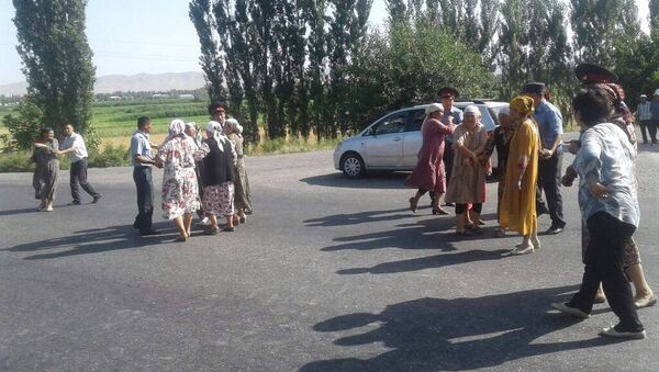Бишкек — Ош автожолун тосууга аракет кылган Акман айылынын 5 тургунуна 3 миң сомдон айып салынды - Sputnik Кыргызстан