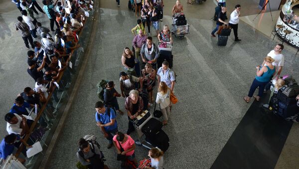 Пассажиры стоят на очереди в аэропорту. Архивное фото - Sputnik Кыргызстан