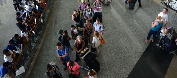 Пассажиры стоят на очереди в аэропорту. Архивное фото - Sputnik Кыргызстан