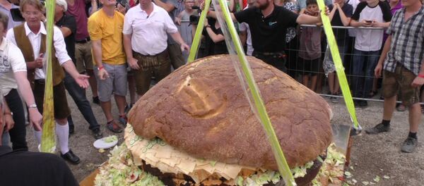 Самый большой гамбургер, или Как в Германии установили новый рекорд Гиннесса - Sputnik Кыргызстан