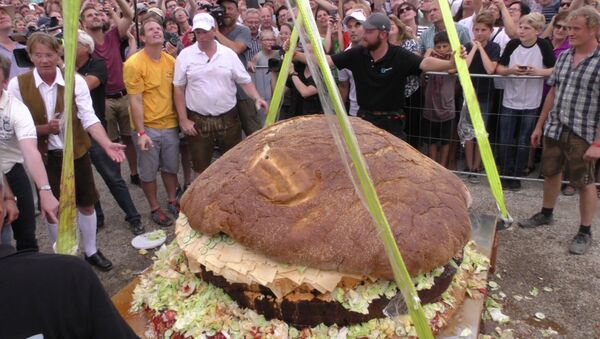 Самый большой гамбургер, или Как в Германии установили новый рекорд Гиннесса - Sputnik Кыргызстан
