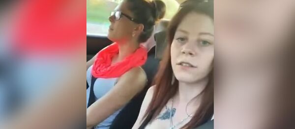 Чехияда Фейсбукка түз эфир жасап жаткан кыздар жол кырсыгына кабылды. Видео Чехияда Фейсбукка түз эфир жасап жаткан кыздар жол кырсыгына кабылды. Видео - Sputnik Кыргызстан