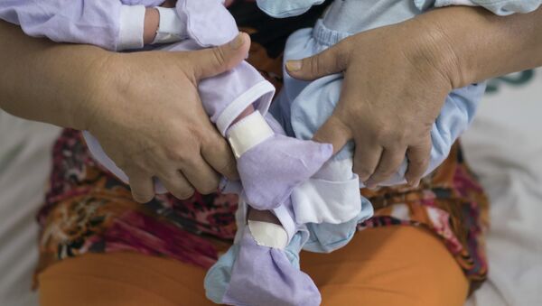 Женщина держит в руках новорожденных близнецов. Архивное фото - Sputnik Кыргызстан