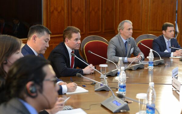 Президент КР Алмазбек Атамбаев встретился с представителями первой деловой миссии США, в которую вошли сотрудники ряда крупнейших компаний. - Sputnik Кыргызстан