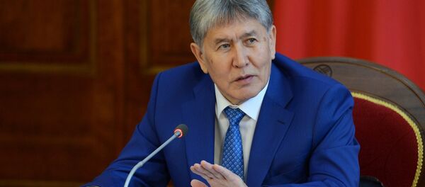 Президент Алмазбек Атамбаевдин архивдик сүрөтү - Sputnik Кыргызстан