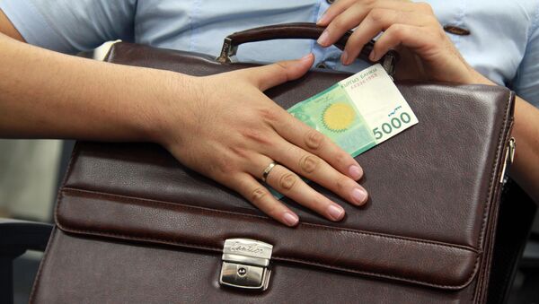 Мужчина с портфелем и купюрой в пять тысяч сомов. Иллюстративное фото - Sputnik Кыргызстан