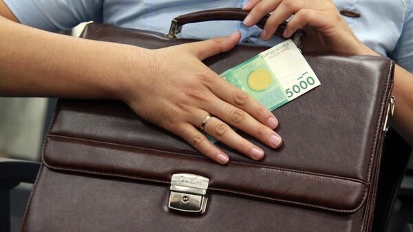Мужчина с портфелем и купюрой в 5 тысяч сомов. Архивное фото - Sputnik Кыргызстан