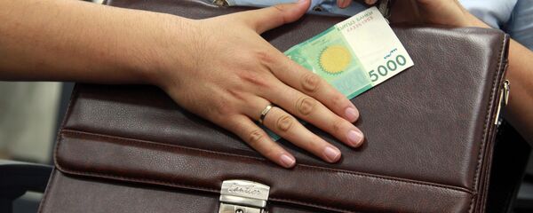 Акча кармап турган адам. Архив - Sputnik Кыргызстан