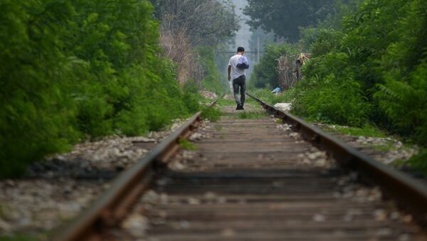 Мужчина идет по железной дороге. Архивное фото - Sputnik Кыргызстан