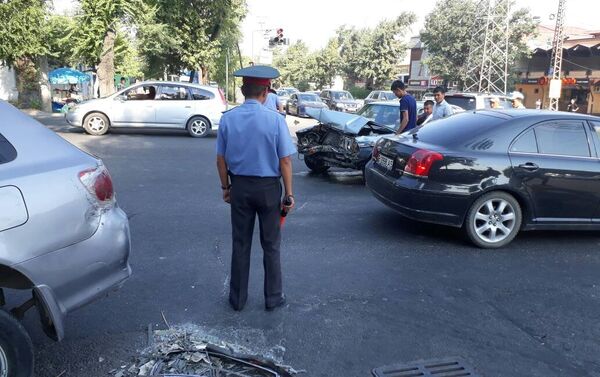 Две легковушки столкнулись на пересечении улиц Байтик Баатыра и Медерова около 8 часов утра. - Sputnik Кыргызстан