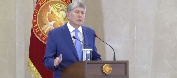 Не расшибайте лоб в молитвах — Атамбаев о религии - Sputnik Кыргызстан