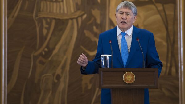 Президент Кыргызстана Алмазбек Атамбаев во время выступления на церемонии вручения государственных наград - Sputnik Кыргызстан