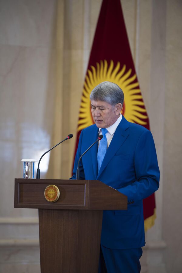 Церемония награждения госнаград 141 кыргызстанцу Атамбаевым - Sputnik Кыргызстан