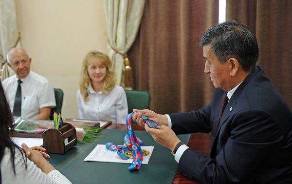 Премьер-министр Сооронбай Жээнбеков заявил, что гордится легкоатлеткой Дарьей Масловой, завоевавшей две золотые медали на чемпионате Азии - Sputnik Кыргызстан