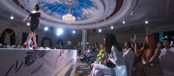 Участница конкурса красоты во время дефиле. Архивное фото - Sputnik Кыргызстан