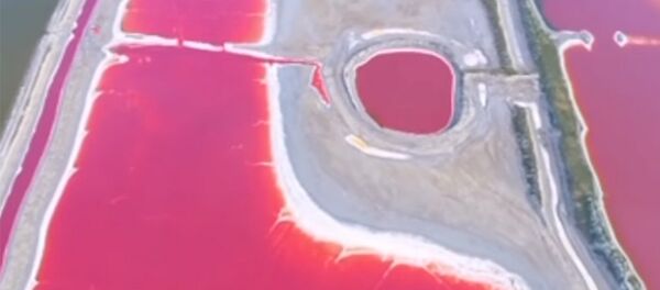 Самое соленое озеро Китая из-за жары стало разноцветным — видео - Sputnik Кыргызстан