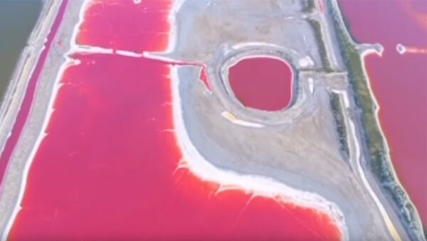 Самое соленое озеро Китая из-за жары стало разноцветным — видео - Sputnik Кыргызстан