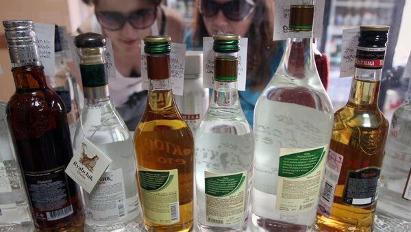 Покупательницы выбирают алкоголь в магазине. Архивное фото - Sputnik Кыргызстан