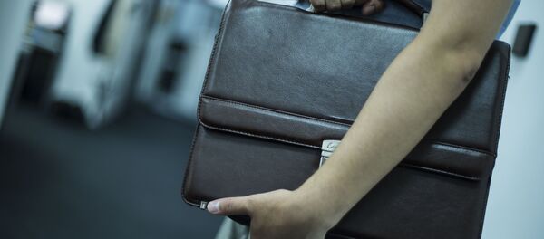 Архивное фото мужчины с портфелем в руке - Sputnik Кыргызстан