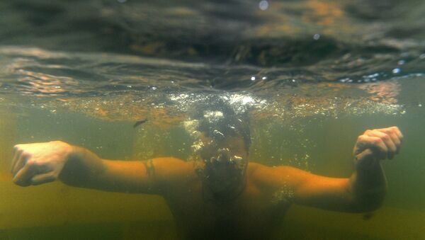 Мужчина купается в озере. Архивное фото - Sputnik Кыргызстан