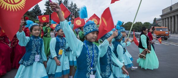 Кыргызстандын желегин көтөргөн өспүрүмдөр. Архив - Sputnik Кыргызстан