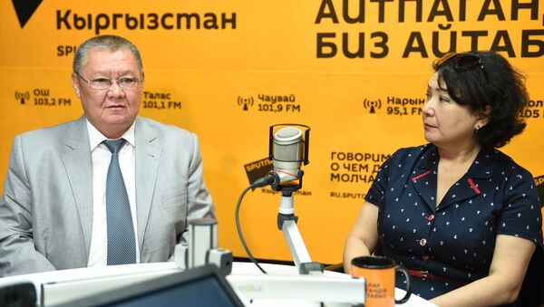 Экс-вице-премьер Токон Мамытов и журналистка Тамара Валиева - Sputnik Кыргызстан