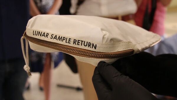 В США выставят на аукционе сумку Нила Армстронга с лунной пылью - Sputnik Кыргызстан