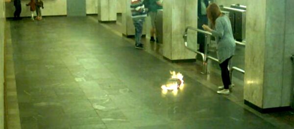 В метро Минска у девушки в руках загорелся рюкзак - Sputnik Кыргызстан