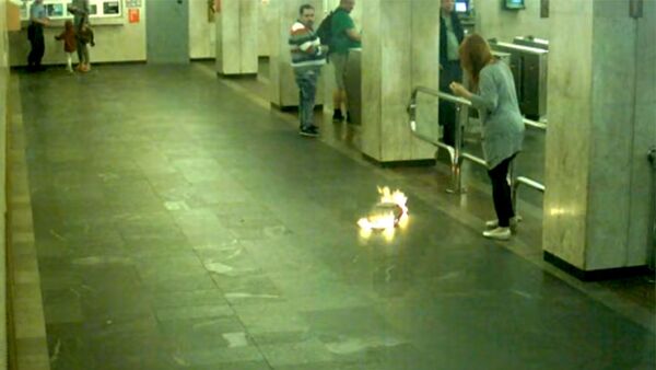 В метро Минска у девушки в руках загорелся рюкзак - Sputnik Кыргызстан