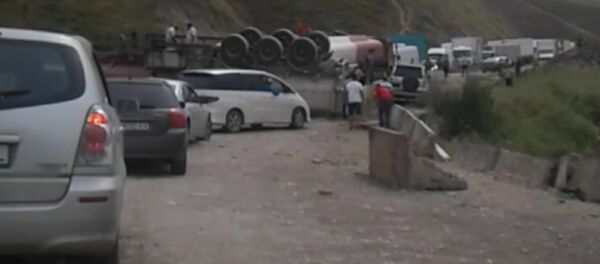 Бишкек — Ош жолунда оодарылган машина жол тыгын жаратты - Sputnik Кыргызстан