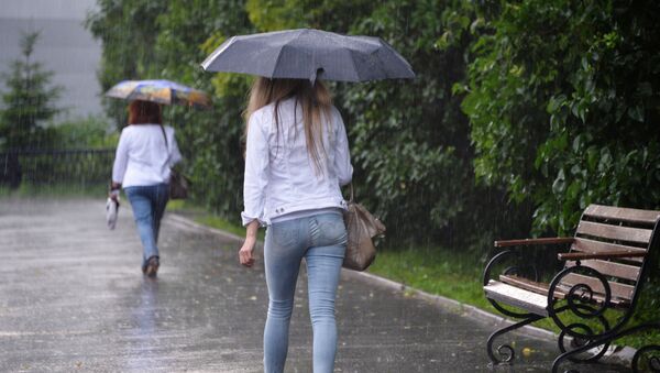Женщины идут по улице во время дождя. Архивное фото - Sputnik Кыргызстан