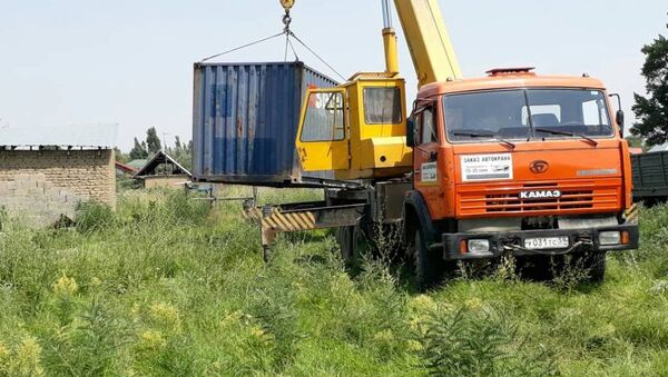 Демонтираж 20-тонного контейнера на пересечении улиц Манаса и Щербакова - Sputnik Кыргызстан