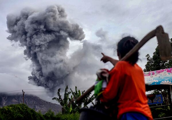 Извержение вулкана Синабунг в Индонезии - Sputnik Кыргызстан
