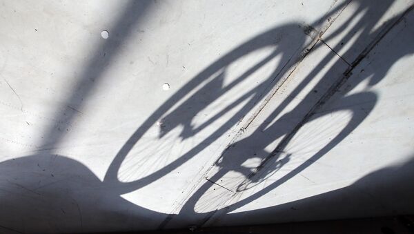 Тень велосипеда в солнечный день. Архивное фото - Sputnik Кыргызстан