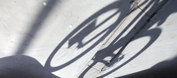 Тень велосипеда в солнечный день. Архивное фото - Sputnik Кыргызстан