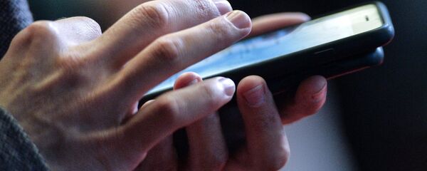 Мужчина с телефоном в руке. Архивное фото - Sputnik Кыргызстан