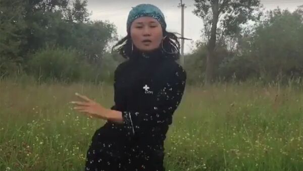 Танцующая келинка покоряет Instagram новым роликом - Sputnik Кыргызстан
