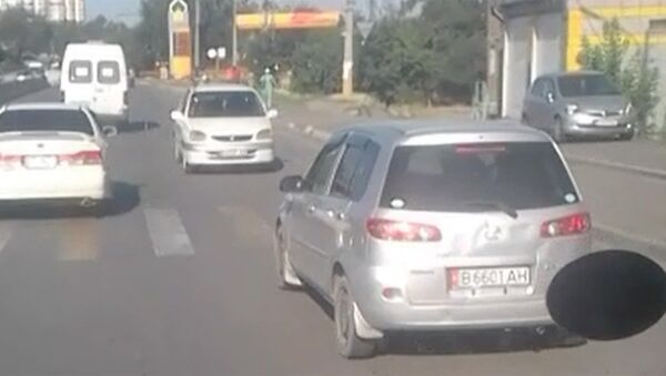 Вин Дизель, это ты? В Бишкеке водитель ехал по трассе задним ходом - Sputnik Кыргызстан