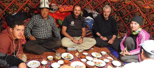 Исследователь из Франции Пьер Перре (в центре) - Sputnik Кыргызстан