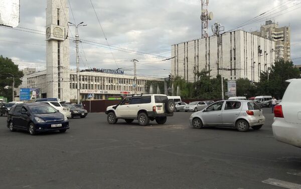 Пострадавших нет, но образовалась большая пробка от проспекта Эркиндик до улицы Шопокова - Sputnik Кыргызстан