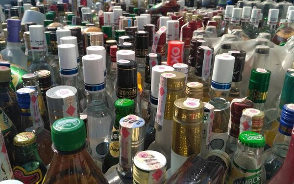 В ошской сельской управе Жапалак уничтожат большое количество алкоголя - Sputnik Кыргызстан