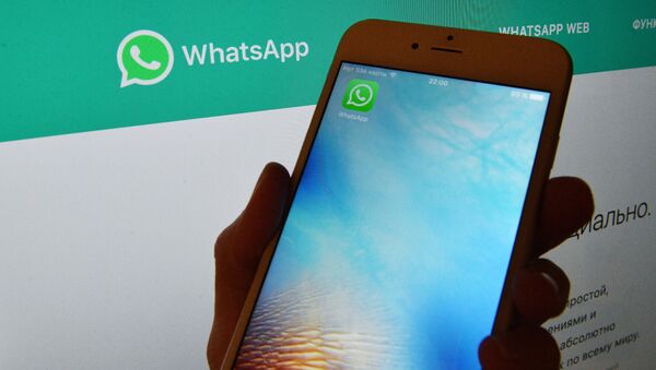 Иконка мессенджера WhatsApp на экране смартфона и веб-страница на экране компьютера. Архивное фото - Sputnik Кыргызстан