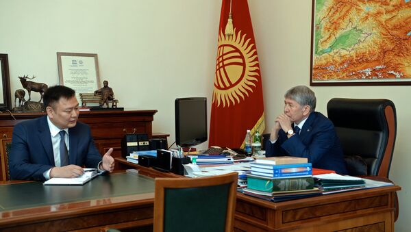 Президент Алмазбек Атамбаев принял председателя Госкомитета промышленности, энергетики и недропользования Дуйшенбека Зилалиева - Sputnik Кыргызстан