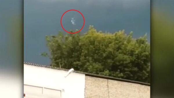 Что это летает? — странное явление замечено в небе над Казахстаном - Sputnik Кыргызстан