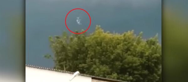 Что это летает? — странное явление замечено в небе над Казахстаном Что это летает? — странное явление замечено в небе над Казахстаном - Sputnik Кыргызстан