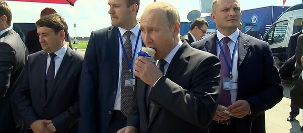 Путин на сдачу купил мороженое членам правительства — видео из авиасалона - Sputnik Кыргызстан