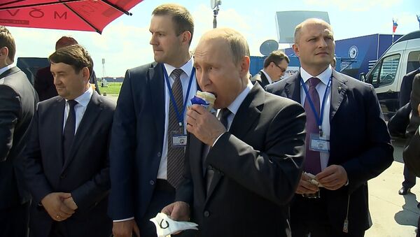 Путин на сдачу купил мороженое членам правительства — видео из авиасалона - Sputnik Кыргызстан
